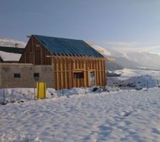 Pose d'une bache pour protéger de la neige prévu le WE