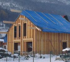 Pose d'une bache pour protéger de la neige prévu le WE