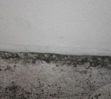 Infiltration eau de pluie angle entre le sol et mur exterieur