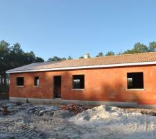 Après la pose du conduit de cheminée et des tuiles béton