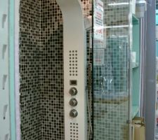 Colonne de douche avec cascade et mosaîque sdb