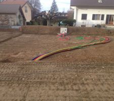 Terrain preparÃ© et alimentation maison
Le cube beton au milieu c\'est la cuve tampon eau de pluies de 10m3.
