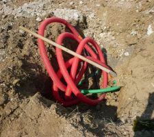Arrivée des tuyaux pour l'eau, l'électricité, le téléphone, ...