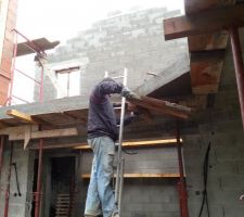 Décoffrage de la dalle, la forme de la mezzanine se voit bien.