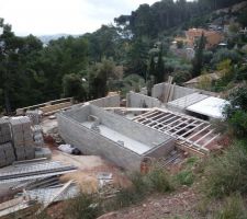 Piscine de 9X3 m au premier plan