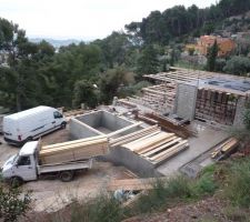 Préparation de la dalle de plafond-toit terrasse. On a tenu à avoir dans le salon-cuisine au plafond directement le béton avec l'empreinte des planches de coffrage, comprehensif, le constructeur a bien soigné ça avec un camion complet de planches neuves !elles seront posées sur les grandes plaques