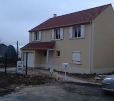 Allée en dalles gravillonnées menant à la maison   allée bétonnée menant au garage   dalle sous le porche