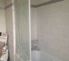 Faïences terminées, pare-baignoire posé