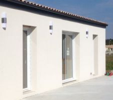 Fenêtres PVC, volets roulants électriques dans toute la maison, porte garage électrique.