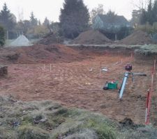 R&eacute;alisation des fouilles.
Les formes de la maison se pr&eacute;cisent.