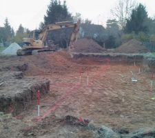 R&eacute;alisation des fouilles.
Les formes de la maison se pr&eacute;cisent.