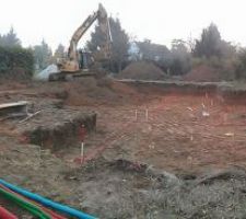 R&eacute;alisation des fouilles.
Les formes de la maison se pr&eacute;cisent.