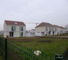 Vue sur les jardins !!! Ils plantes les bordures et vont faire toutes les plantations. Par contre pour la pelouse pas avant avril/mai pour la bonne saison.