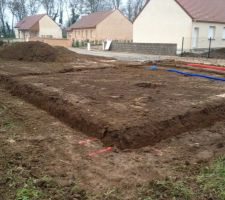 Vue d'ensemble du terrassement, on aper&ccedil;oit les tuyaux pour la VRD qui ont &eacute;t&eacute; tir&eacute; d&egrave;s le d&eacute;but du chantier et enfoui en profondeur.