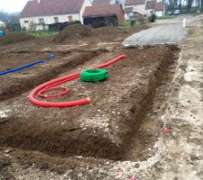 Vue du terrassement montrant la partie garage avec le chemin d'acc&egrave;s y menant.