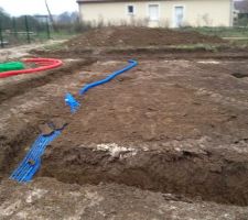 Vue d\'ensemble du terrassement, on aper&ccedil;oit les tuyaux pour la VRD qui ont &eacute;t&eacute; tir&eacute; d&egrave;s le d&eacute;but du chantier et enfoui en profondeur.
