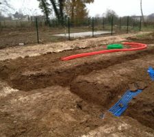 Vue du terrassement sur la portion ou se trouvera le garage. En rouge l'arriv&eacute; &eacute;lectrique.
