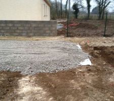 Chemin d'acc&egrave;s arrivant au devant de l'emplacement de la maison.