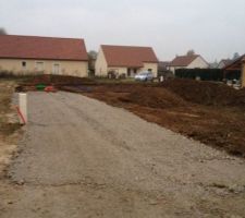 Chemin d'acc&egrave;s commen&ccedil;ant l&agrave; ou s'arr&ecirc;te la route..