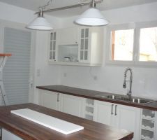 Cuisine Ikea Lidingo blanc cassé, plan de travail duropal noyer lamellé, evier 80cm Franke, mitigeur Gattoni Srping.