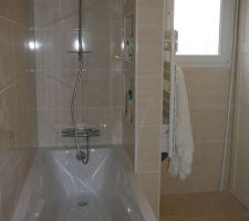 Baignoire 170x75 Jacob Delafon, mitigeur thermostatique cascade Grohe, colonne de douche Anconetti 3 jets, 3 niches pour produits, sèche serviette avec soufflerie.