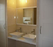 Vasque Ancozen, mitigeur haut Ancozen d'Anconetti, bonde clic clac Wirquin blanche, plan de travail sur mesure blanc brillant, porte de placard Bergsbo Ikea, miroir sur mesure avec baguette couvre-joint à feuillure.