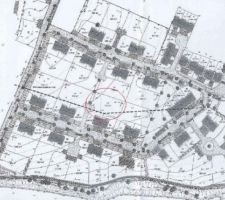 Voici le lotissement de 60 maisons en construction, la tranche 1 est finie, nous faisons partie de la tranche 2 qui debute et la tranche 3 vera le jour l'année prochaine, notre terrain est situé au milieu du lotissement (le cercle rouge) dans une impasse
