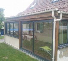 Pose des goutieres.
pas facile de consillier les descentes d'eau de pluie avec les différents angle de la couverture.