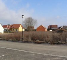 C'est une photo de notre terrain dans la commune de Corny dans le lotissement LE CONDOS !!! bon en effet il y a plain d'herbe mais bon....