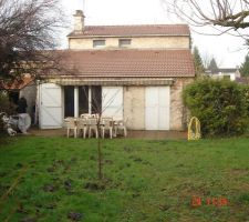 Vue cote jardin, tout à refaire terrasse bois   piscine bois semi-enterrée   pelouse neuve, enfin un jour !