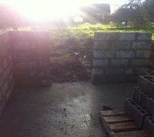 Comme promis l\'&eacute;l&eacute;vation des murs a d&eacute;but&eacute; !!! &Ccedil;a avance &agrave; une vitesse !!!