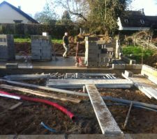 Comme promis l''&eacute;l&eacute;vation des murs a d&eacute;but&eacute; !!! &Ccedil;a avance &agrave; une vitesse !!!