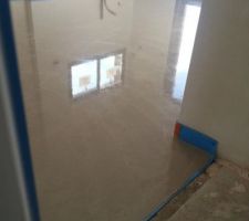 Chappe liquie anhydrite coul&eacute;e par dessus l'isolant et tuyaux de chauffage au sol(PAC air/eau)