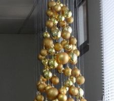 Sapin de boules suspendues