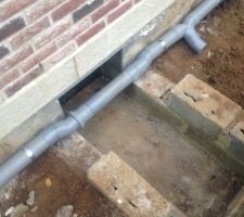 Passer l'évacuation des eaux de pluies devant le vide sanitaire: OK... n'importe quoi !