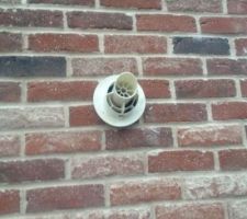 Et un beau trou sur la faÃÂ§ade arriÃÂ¨re... on ne peut pas dire que la finition soit la spÃÂ©cialitÃÂ© de Maison PhÃÂ©nix.