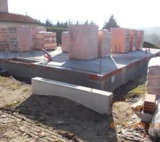 Les palettes de briques et le linteau du porche d'entr&eacute;e