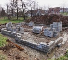 Montée de 2-3 rangées d'agglos le 6 décembre 2013