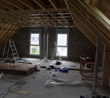 Plafond de l'&eacute;tage. D&eacute;but de la pose de l'isolant