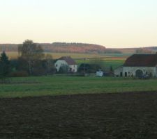 Vue lointaine du terrain dans son environnement, nécessaire pour la demande du permis de construire