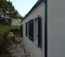 On voit la grosse roche derrière la porte fenêtre de la salle à manger.