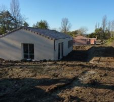 Vu de derrière la maison avec le jardin derrière en palier.