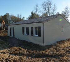 Vu de derrière la maison avec le jardin derrière en palier.