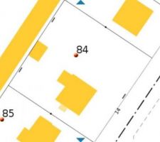 CADASTRE DU TERRAIN 
14*30.
lot 84 partag&eacute; en deux. Vente en fait de la partie de droite.
Cloture avec la maison voisine &agrave; gauche longe la cabane repr&eacute;sent&eacute;e par un petit rectangle jaune au bout de la propri&eacute;t&eacute;