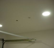 Gros spots garage d&eacute;tecteurs et peinture fini