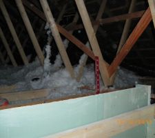 Isolation des combles en cours  par laine souffl&eacute;e