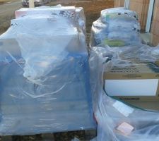 Livraison de nos 4 palettes de carrelage par Anzile