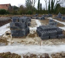 Fondations terminées sous la pluie