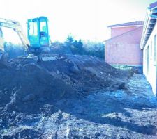Un grand merci au paysagiste qui est venu ce matin chercher des terres. Il va certainement falloir que l'on face un talus ou un enrochement pour protéger les fondations du voisin. Nous attendons le devis pour une mise en place du terrain "affaire à suivre".
IL Y A TOUJOURS DE LA TERRE DISPO POUR LES INTÉRESSÉS