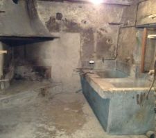 Avant rénovation, RDC pièce sous la terrasse.